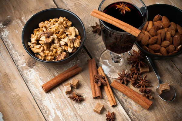 Hot mulled wine, spices and nuts — Stock Photo, Image