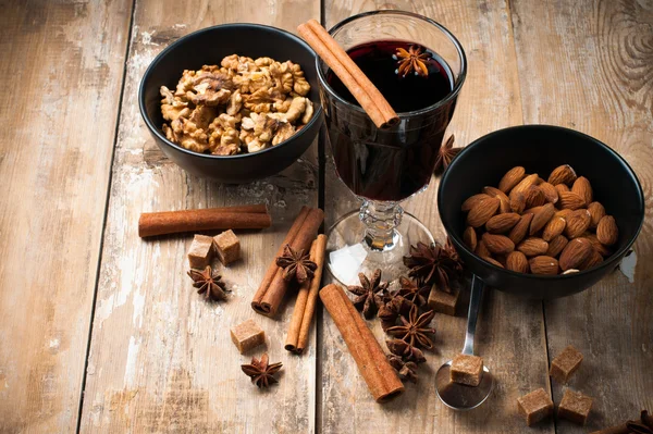 Hot mulled wine, spices and nuts — Stock Photo, Image