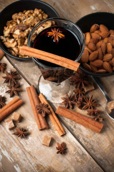 Horké svařené víno, koření a ořechy — Stock fotografie