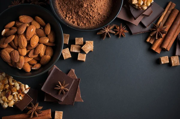 Chocolate, nozes, doces, especiarias e açúcar mascavo — Fotografia de Stock