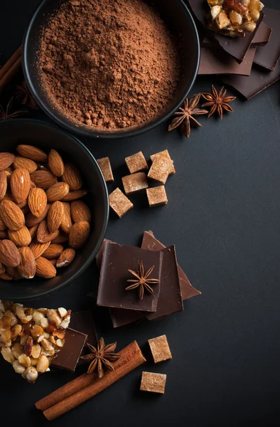 Schokolade, Nüsse, Süßigkeiten, Gewürze und brauner Zucker — Stockfoto