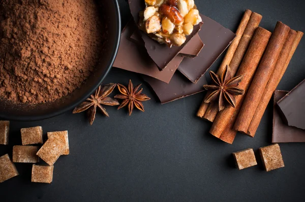 Csokoládé, dió, édességek, fűszerek és barna cukor — Stock Fotó