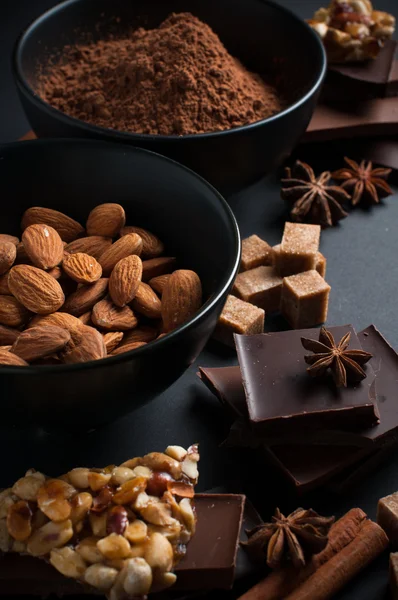 Schokolade, Nüsse, Süßigkeiten, Gewürze und brauner Zucker — Stockfoto