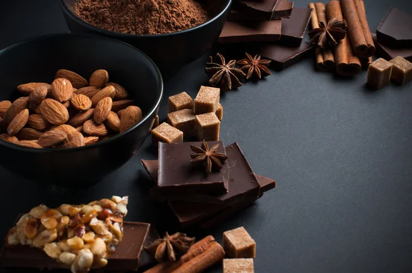 Chocolat, noix, bonbons, épices et cassonade — Photo