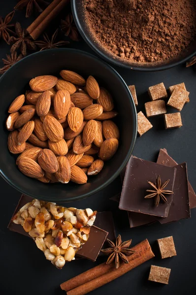 Chocolate, nueces, dulces, especias y azúcar morena — Foto de Stock