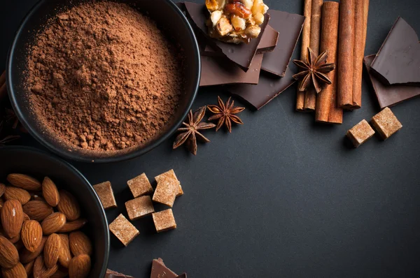 Choklad, nötter, godis, kryddor och farinsocker — Stockfoto