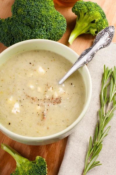 Брокколі крем-суп з гілочкою розмарину — стокове фото