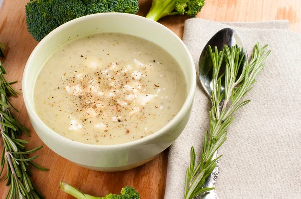 Zuppa di crema di broccoli con un rametto di rosmarino — Foto Stock