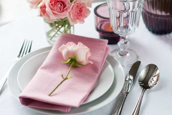 Όμορφο και γιορτινό τραπέζι ρύθμιση με τριαντάφυλλα — Φωτογραφία Αρχείου