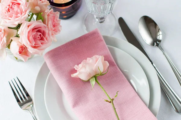 Όμορφο και γιορτινό τραπέζι ρύθμιση με τριαντάφυλλα — Φωτογραφία Αρχείου