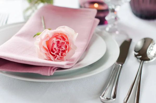 Beau décor de table festive avec des roses — Photo