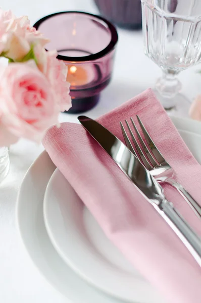 Hermosa mesa festiva con rosas —  Fotos de Stock