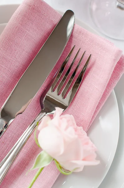 Hermosa mesa festiva con rosas — Foto de Stock