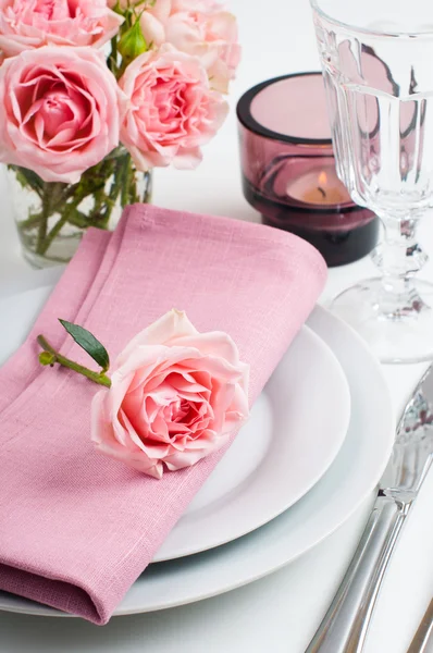 Bela mesa festiva com rosas — Fotografia de Stock
