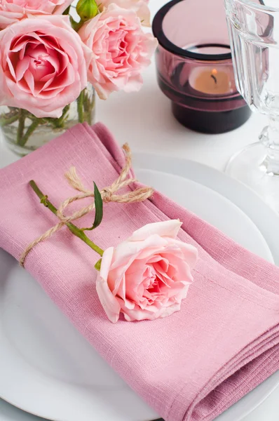 Hermosa mesa festiva con rosas — Foto de Stock