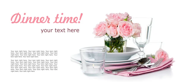 ピンクのバラとお祝いテーブルの設定 — ストック写真