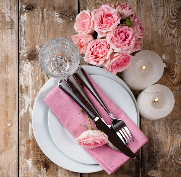 Vintage festive table setting with pink roses — Stock Photo, Image