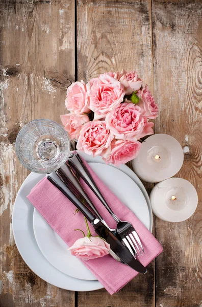 Vintage festive table setting with pink roses — Stock Photo, Image