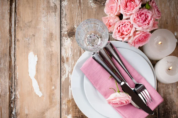 Ρύθμιση vintage γιορτινό τραπέζι με ροζ τριαντάφυλλα — Φωτογραφία Αρχείου