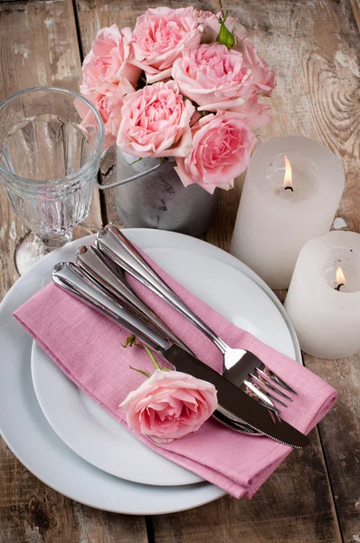 Cenário de mesa festiva vintage com rosas rosa — Fotografia de Stock