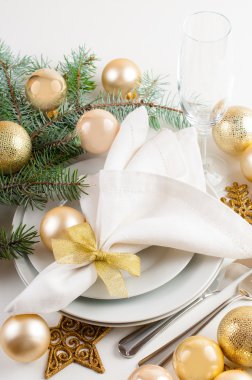 Noel masa ayar altın tonlarda