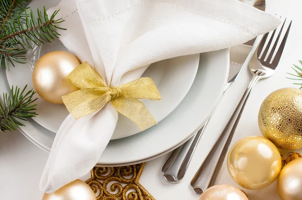 Christmas table setting in gold tones — Stock Photo, Image