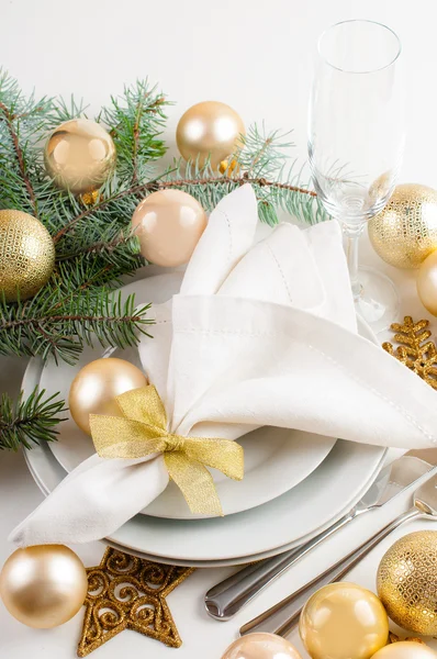 Kerst tabel instelling in goud tinten — Stockfoto