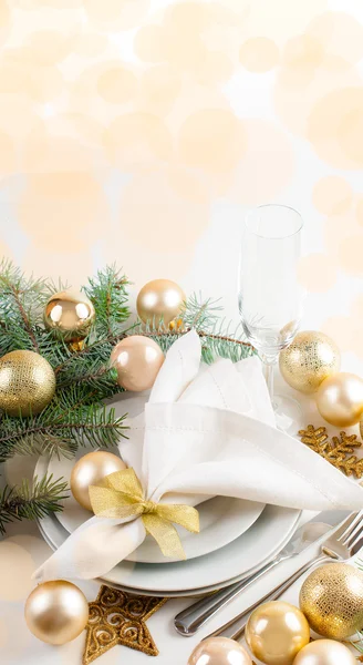 Christmas table setting in gold tones — Stock Photo, Image