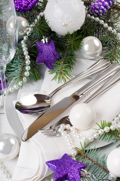 Christmas table setting, in purple tones — Stock Photo, Image