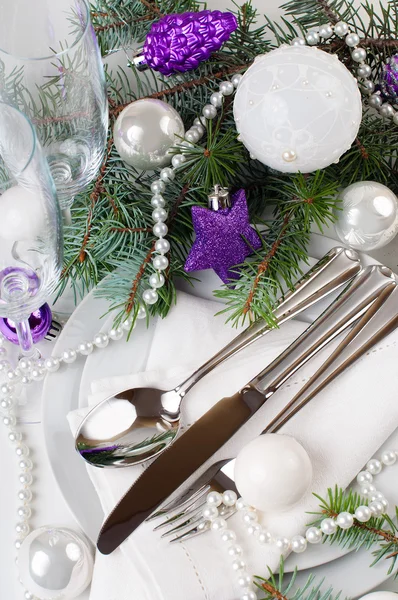 Christmas table setting, in purple tones — Stock Photo, Image