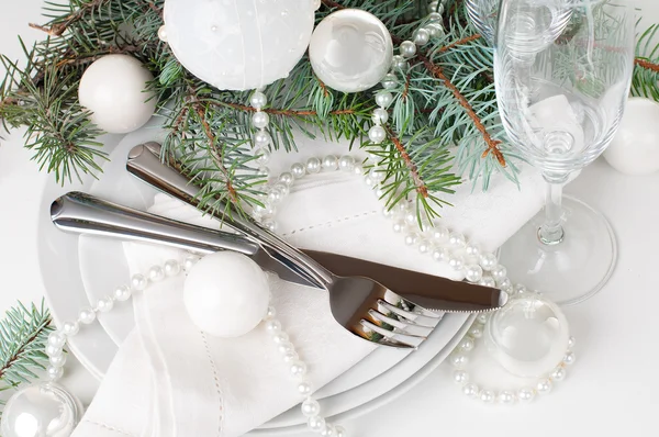Christmas table setting, table decoration in white — Stock Photo, Image