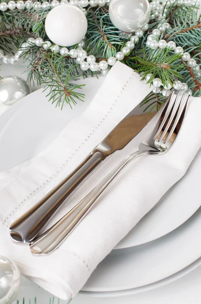 Vánoční stůl nastavení, stolní dekorace v bílém — Stock fotografie