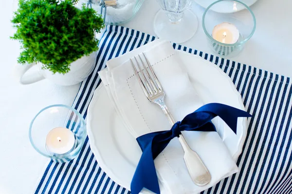 ネイビー ブルーの色調でテーブルの設定 — ストック写真