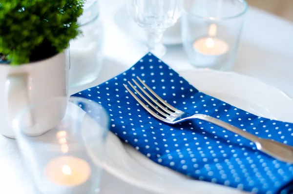 Table setting in navy blue tones — Stock Photo, Image