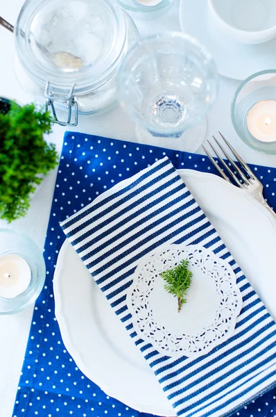 Ajuste de mesa en tonos azul marino —  Fotos de Stock