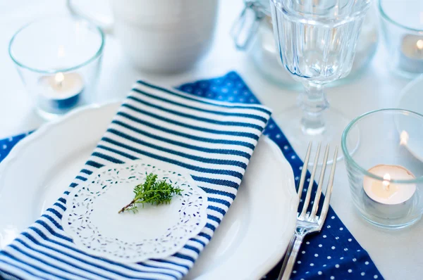 Ajuste de mesa en tonos azul marino — Foto de Stock
