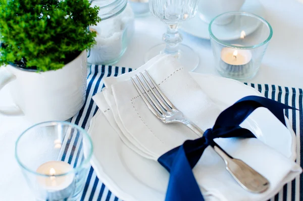 Table setting in navy blue tones — Stock Photo, Image