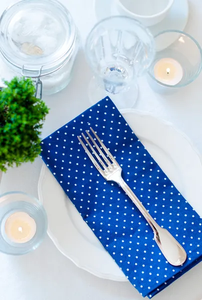 Table setting in navy blue tones — Stock Photo, Image