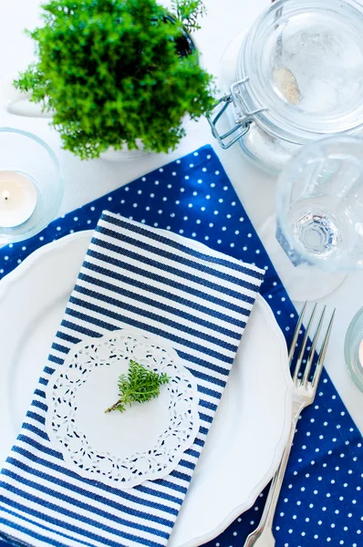 Ajuste de mesa en tonos azul marino — Foto de Stock