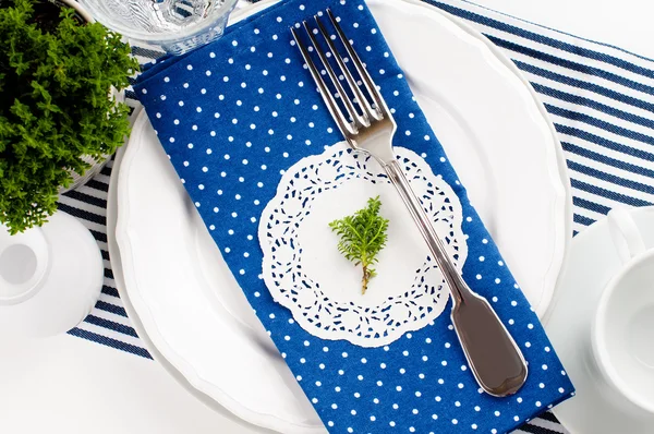 Ajuste de mesa para desayuno en tonos azul marino —  Fotos de Stock