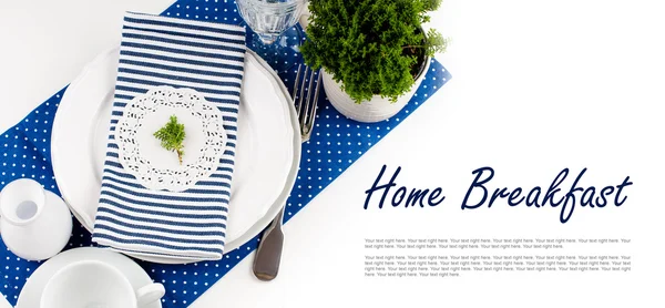 Ajuste de mesa para desayuno en tonos azul marino — Foto de Stock