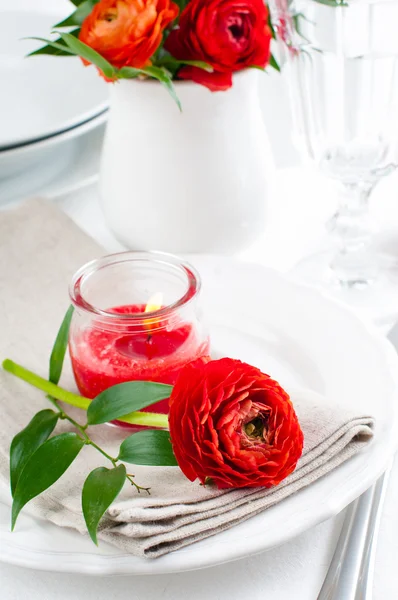 Ajuste de mesa con flores de buttercup rojo —  Fotos de Stock
