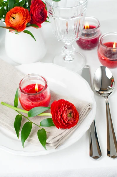 Table setting with red buttercup flowers — Stock Photo, Image