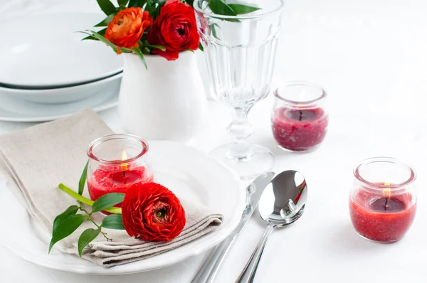Table setting with red buttercup flowers — Stock Photo, Image
