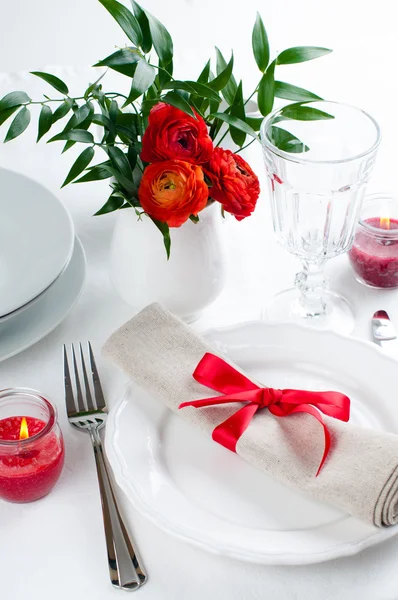 Сервировка стола с красными цветами — стоковое фото