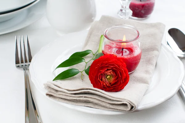 Décor de table avec fleurs rouges buttercup — Photo