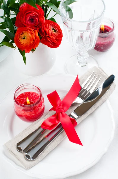 Configuração de mesa com flores vermelhas — Fotografia de Stock