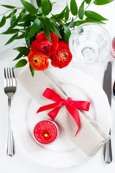 Table setting with red flowers — Stock Photo, Image