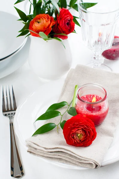 Décor de table avec fleurs rouges buttercup — Photo