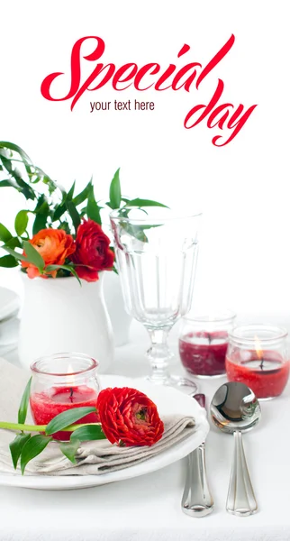 Tavola apparecchiata con fiori di ranuncolo rosso — Foto Stock